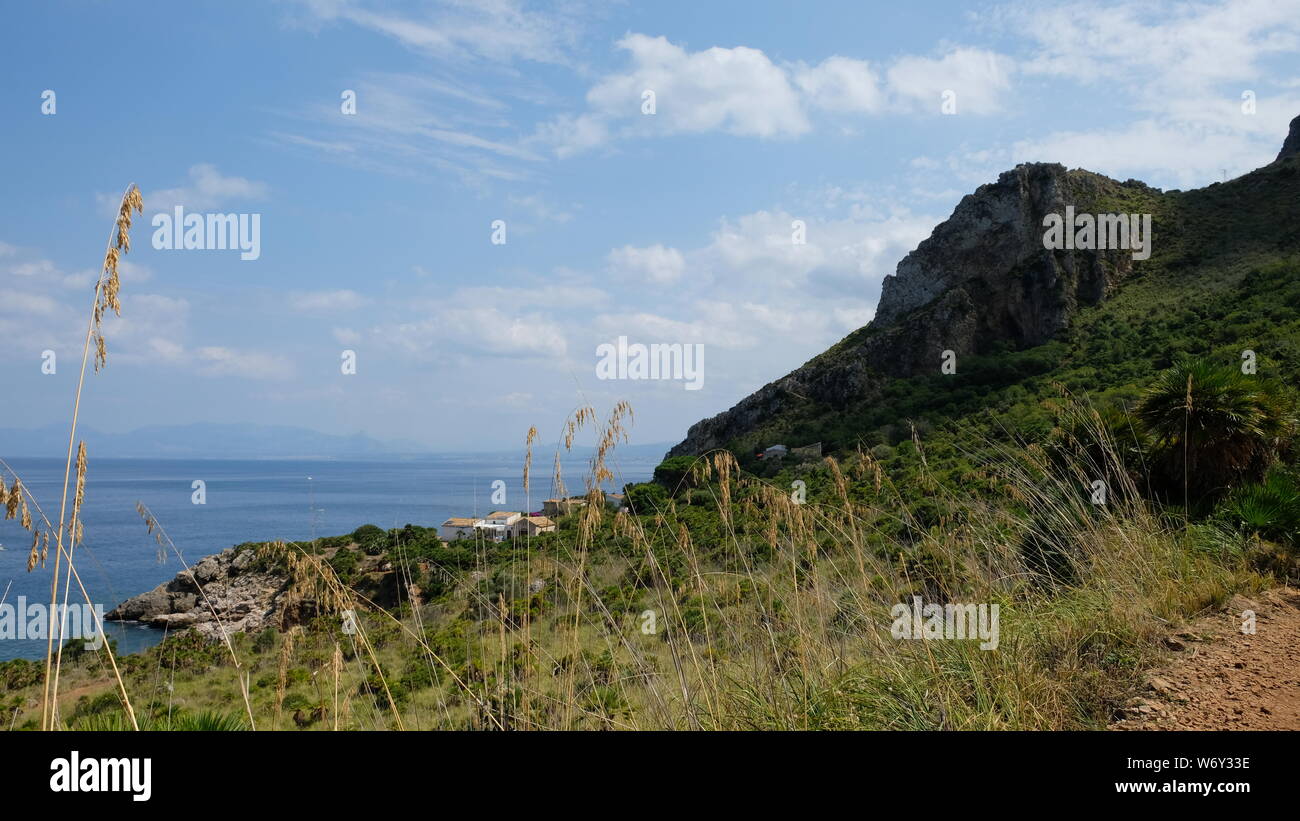 Lo Zingaro, provincia di Trapani, in Sicilia. Ci sono un sacco di fantastici pendii come questa, con alcuni fortunati che vi abitano. Foto Stock