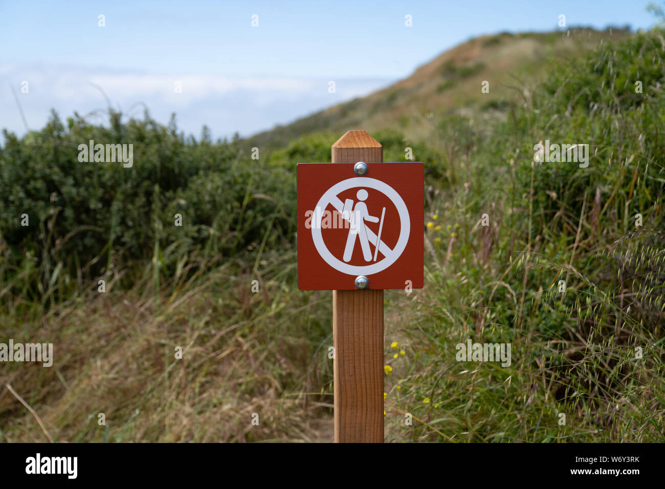 No escursionismo Croce segno di allarme in una zona pericolosa sul sentiero Foto Stock