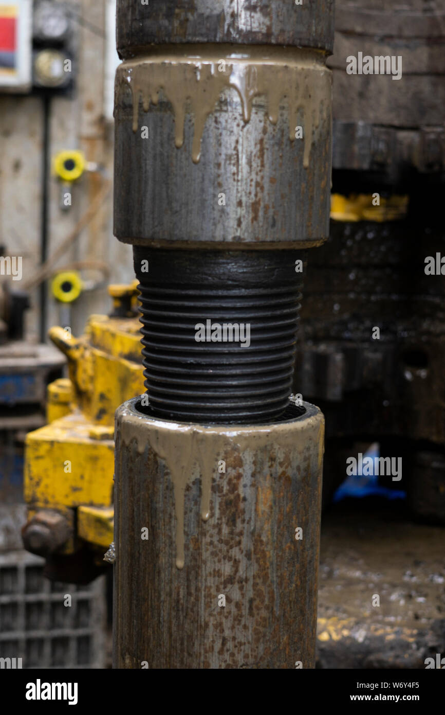 Tubo di perforazione. ruotato il tubo di trivella con una chiave di perforazione. Perforazione di pozzi di gas e petrolio. Industria petrolifera. Olio tubo di trivella. Raccordo filettato Foto Stock