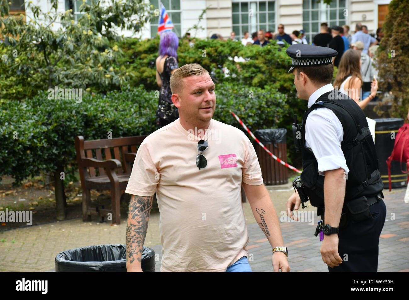 Come risparmiare è Londra? Arrestare Tommy, arrestare i razzisti con tutte le forze di polizia presenta al centro due gruppo antipatia per ogni altro interrupt alla società intera e il turismo? Un lato marzo a 'Free Tommy' e un altro lato anti-fascista lato sia visto abbastanza aggressionson 3 agosto 2019, Oxford Street, London, Regno Unito Foto Stock