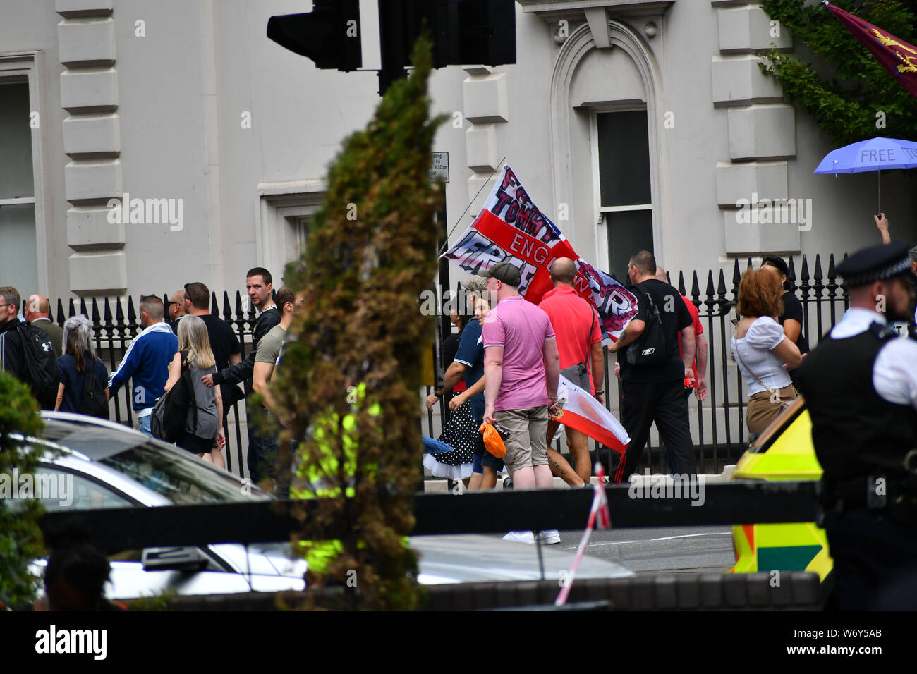 Come risparmiare è Londra? Arrestare Tommy, arrestare i razzisti con tutte le forze di polizia presenta al centro due gruppo antipatia per ogni altro interrupt alla società intera e il turismo? Un lato marzo a 'Free Tommy' e un altro lato anti-fascista lato sia visto abbastanza aggressionson 3 agosto 2019, Oxford Street, London, Regno Unito Foto Stock