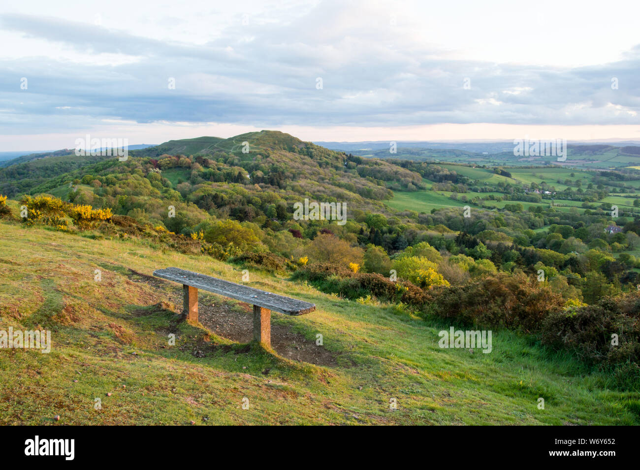 Guardando attraverso le colline del paesaggio inglese in un pomeriggio soleggiato. Età del Ferro hillfort britannica di Camp, Malvern Hills, UK. Foto Stock