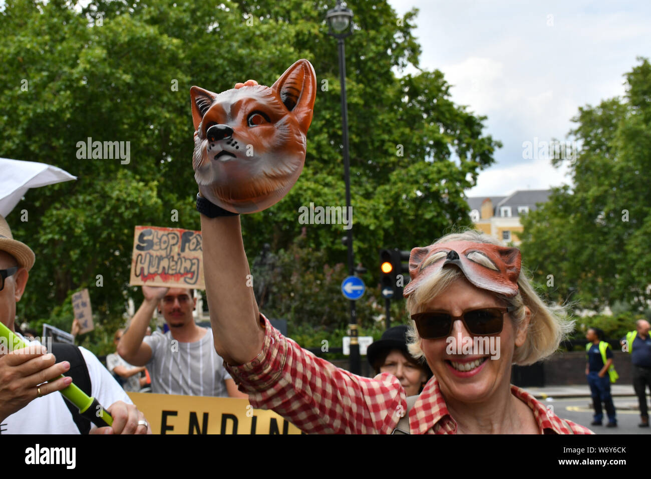 Il 3 agosto 2019, Londra, Regno Unito. Centinaia di marzo per interrompere la Cubbing marzo estremista crudele utilizzando i cani selvaggi per la Fox e stuprato la Fox oltre infatti la caccia alla volpe stato vietare fin dal 2005 ma la caccia havent arresto poiché il divieto. La legge britannica rompendo la legge britannica assemblea di Cavendish Square il 3 agosto 2019, Londra, Regno Unito. Credito: Picture Capital/Alamy Live News Foto Stock