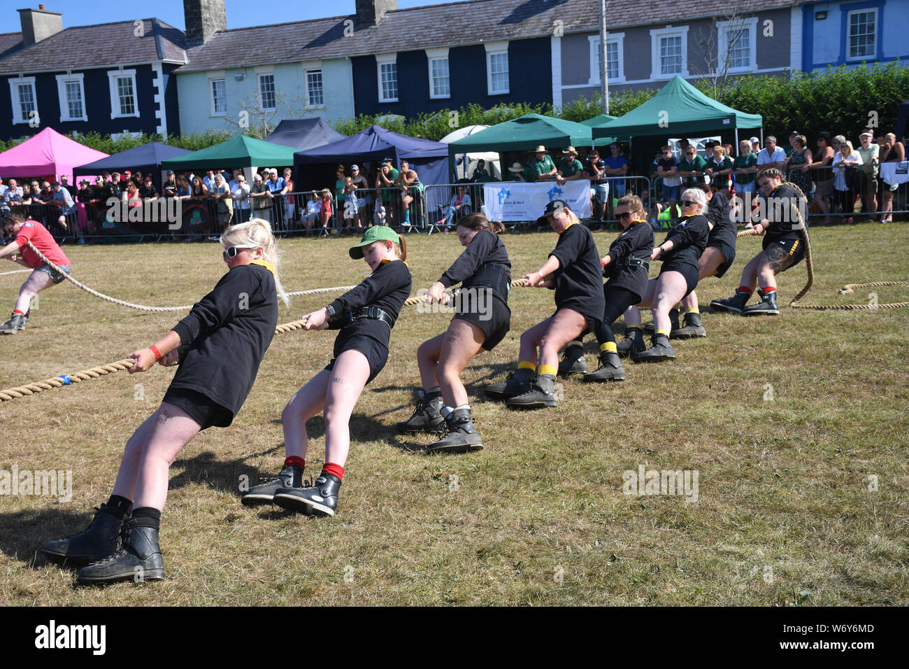 Rimorchiatore di guerra,tirando la corda,uno sport che contrappone due squadre gli uni contro gli altri in una prova di forza di campionati di Gallese Foto Stock