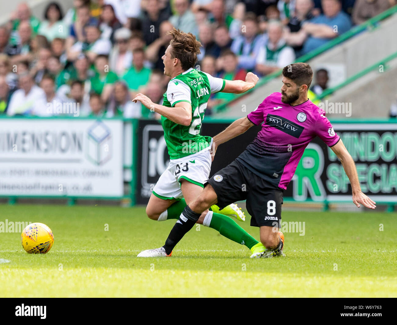 Il 3° agosto 2019, Easter Road Stadium, Leith, Edimburgo, Scozia; Scottish Premiership Hibernian Football Club versus St Mirren; Ryan Flynn di St Mirren falli Scott Allan di Hibernian Foto Stock