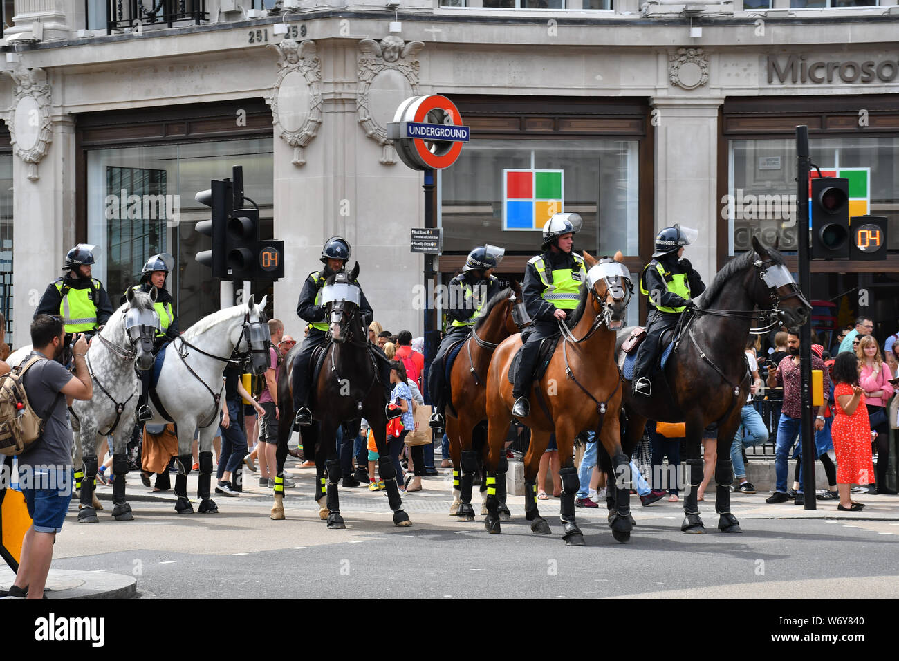 Come risparmiare è Londra? Arrestare Tommy, arrestare i razzisti con tutte le forze di polizia presenta al centro due gruppo antipatia per ogni altro interrupt alla società intera e il turismo? Un lato marzo a 'Free Tommy' e un altro lato anti-fascista lato sia visto abbastanza aggressionson 3 agosto 2019, Oxford Street, London, Regno Unito Foto Stock