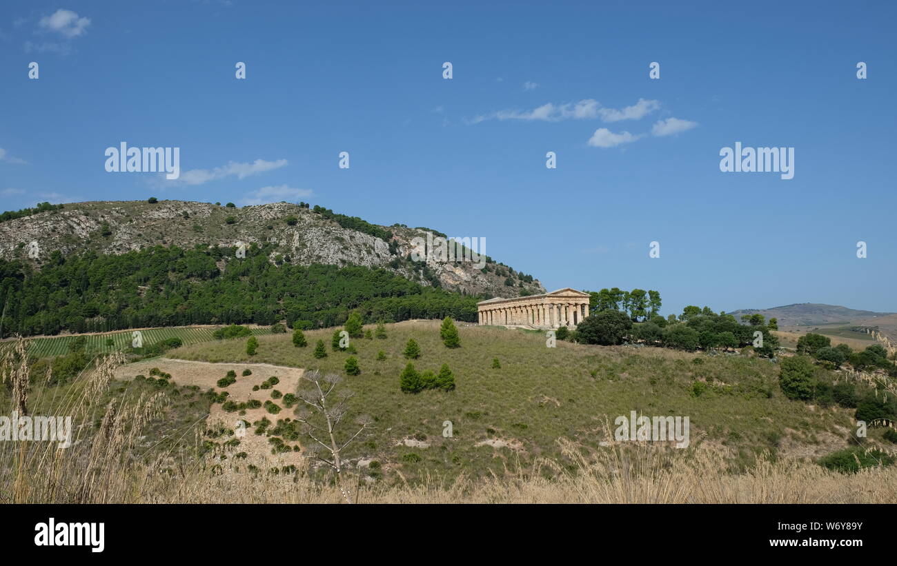 Segesta, in provincia di Trapani, in Sicilia. Segesta è uno dei meglio conservati e bello di tutti i Greci siti archeologici del Mediterraneo. Foto Stock