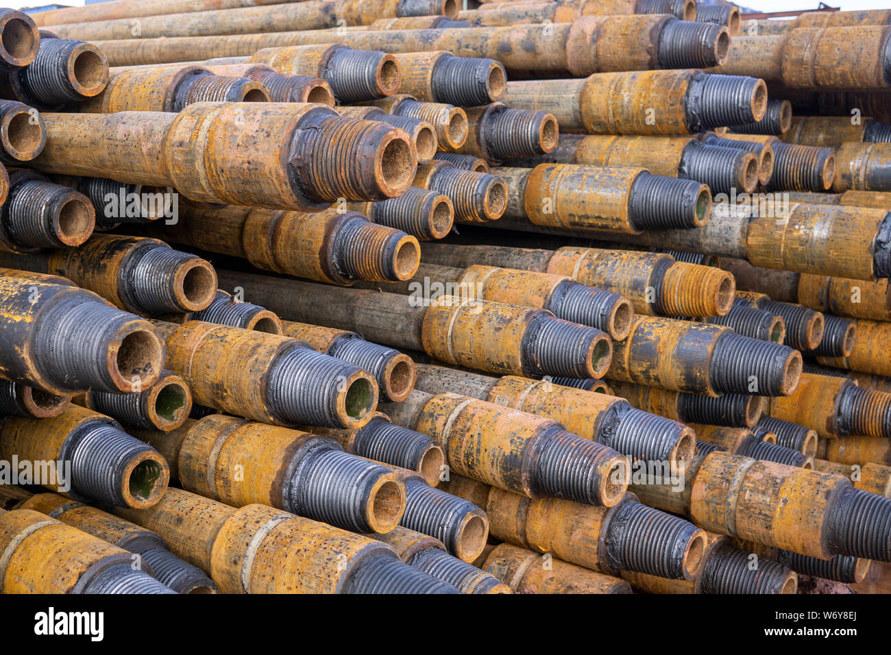 Perforazione di pozzi di gas e petrolio. Tubo di trivella ispezione. I tubi per il petrolio e il gas elencati sul piedistallo fuori dei pozzetti dopo il lavaggio e pronto per inspe Foto Stock