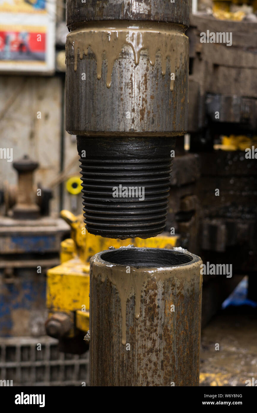 Tubo di perforazione. ruotato il tubo di trivella con una chiave di perforazione. Perforazione di pozzi di gas e petrolio. Industria petrolifera. Olio tubo di trivella. Connessione filettata. Foto Stock