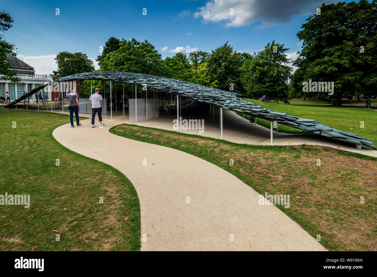 Serpentine Pavilion 2019 nell'Hyde Park di Londra. Progettato dall architetto giapponese Junya Ishigami, aperto tra giugno e ottobre 2019. Foto Stock