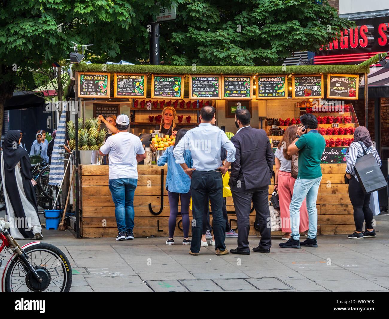 Frutta fresca e succhi di frutta stand su Oxford Street nel centro di Londra Foto Stock