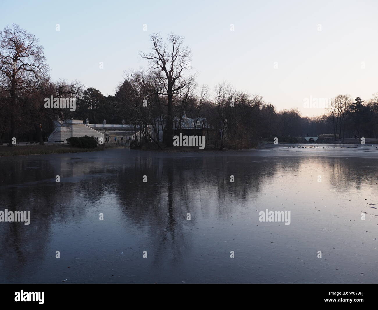 Anfiteatro al lago nel parco di Varsavia capitale europea della Polonia nel 2018 nel mese di dicembre Foto Stock