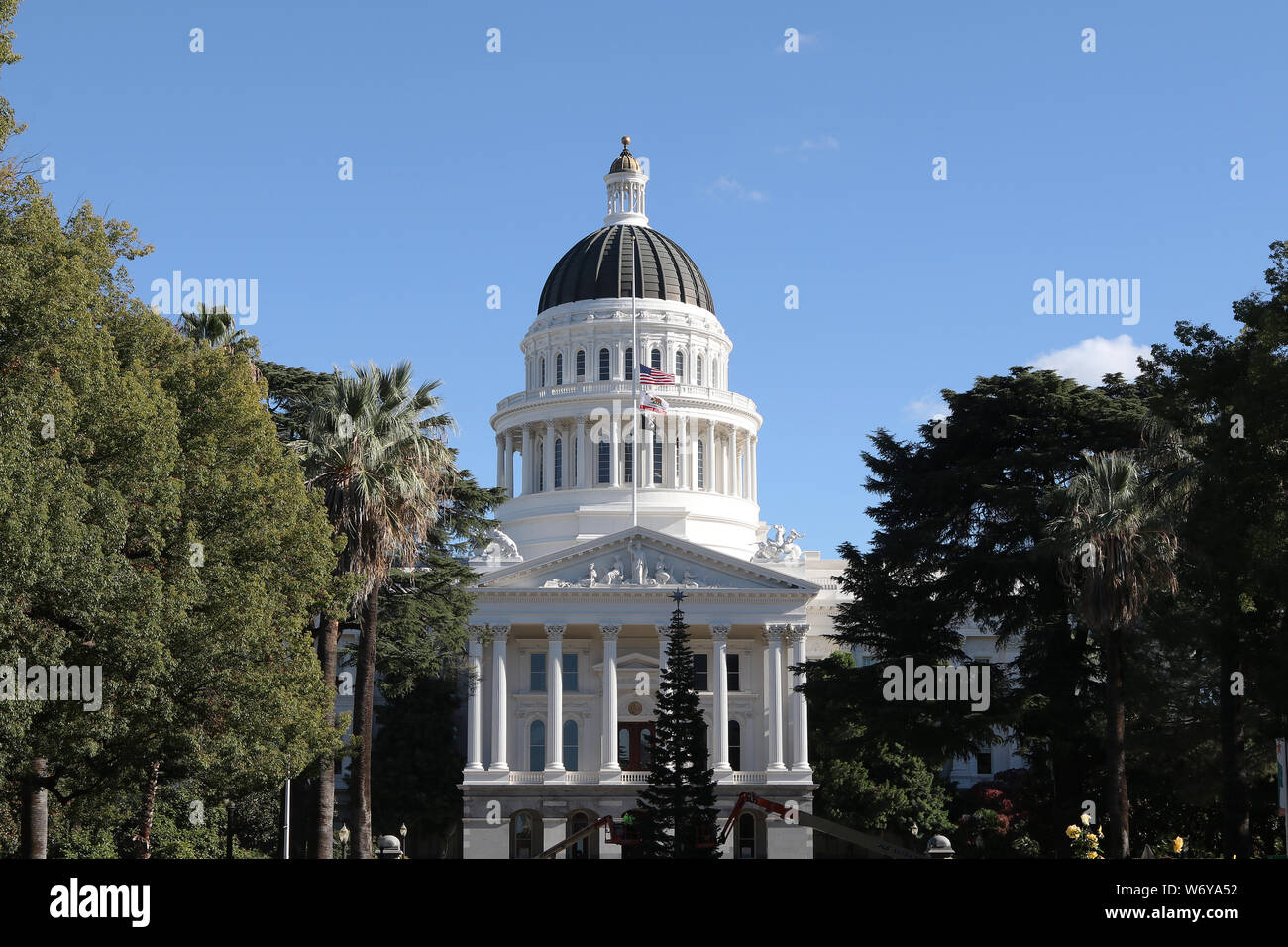 Lo Stato della California edificio di capitale con la caduta delle foglie Foto Stock