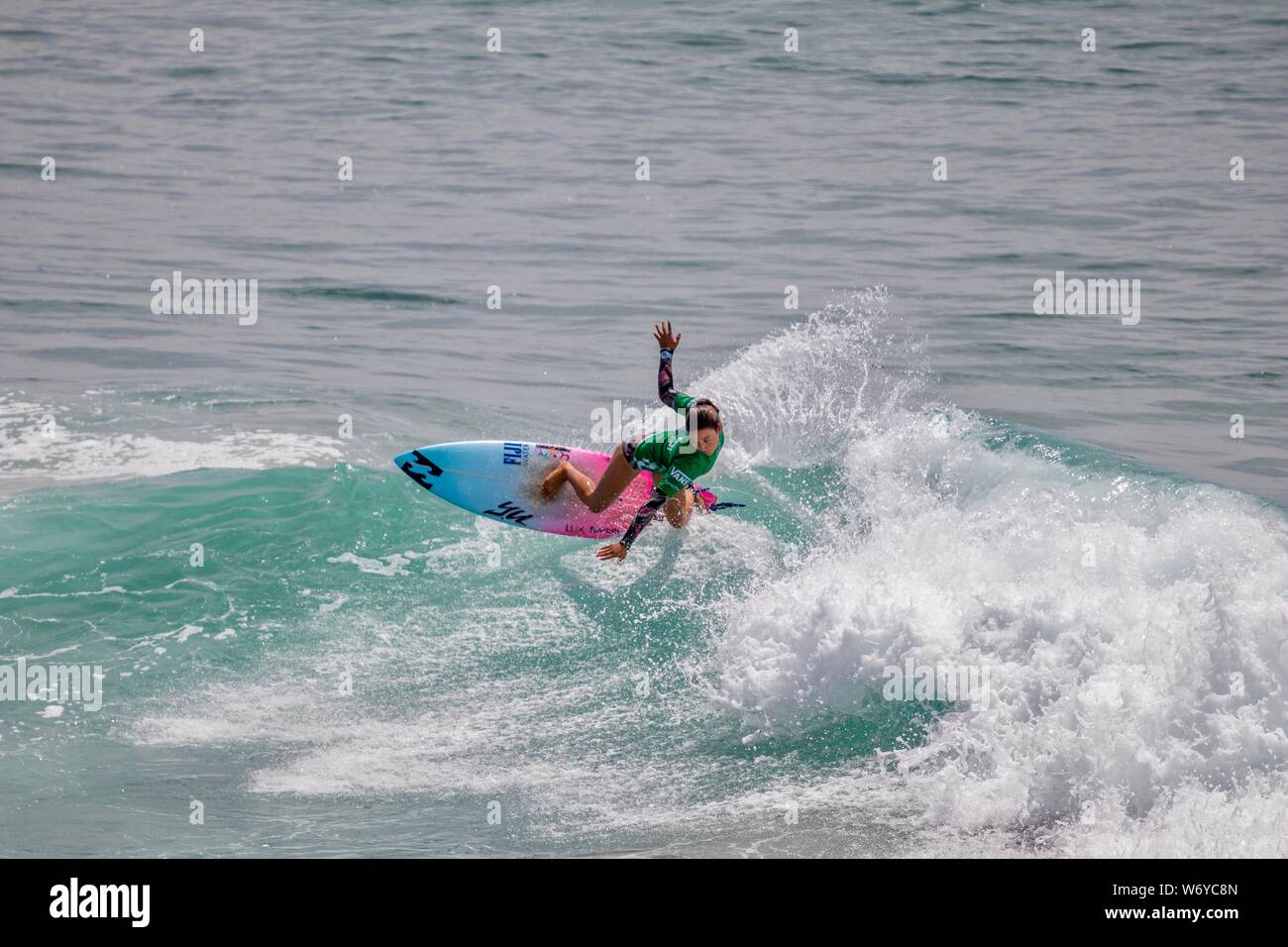 Shino Matsuda del Giappone compete nei furgoni US Open di surf 2019 Foto Stock