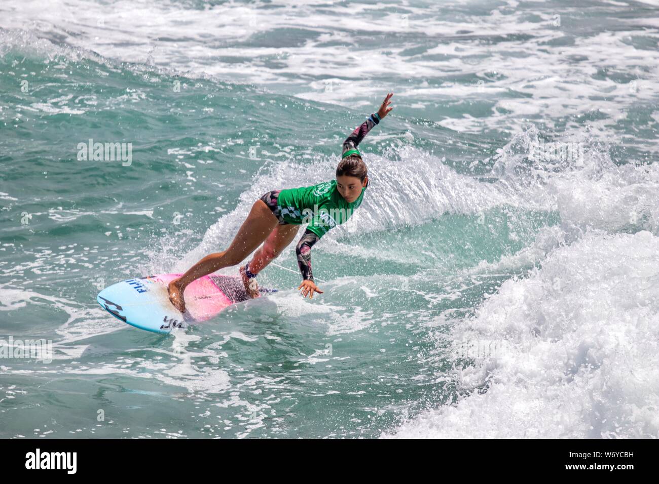 Shino Matsuda del Giappone compete nei furgoni US Open di surf 2019 Foto Stock