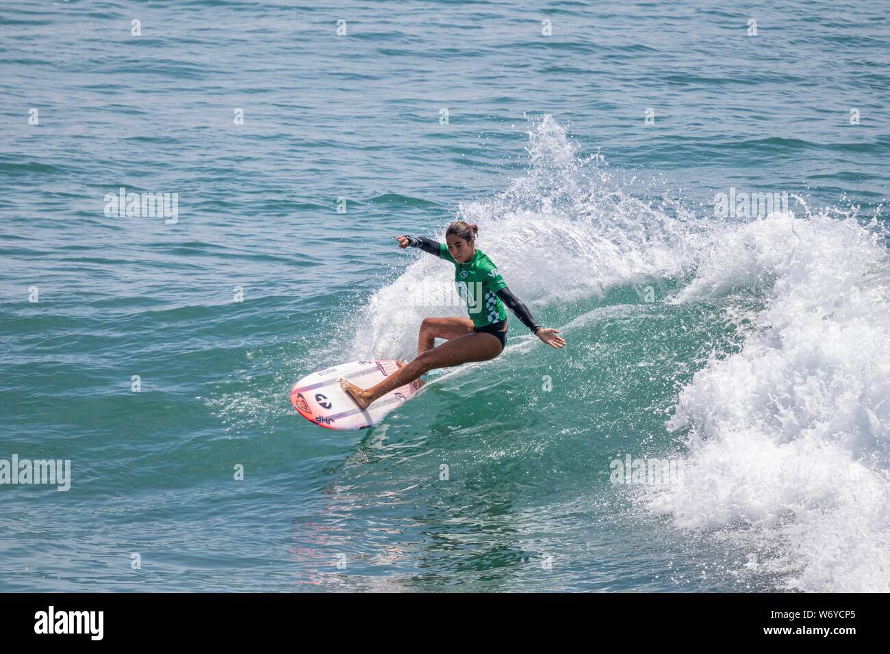 Sol Aguirre del Perù compete nei furgoni US Open di surf 2019 Foto Stock