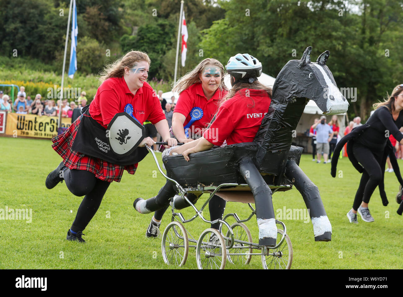 Dundonald, Regno Unito. 03 luglio 2019. L'Ayrshire villaggio di Dundonald celebrato il trentesimo anniversario della holding Giochi delle Highland presentando i concorsi di crazy pram racing e capretti tira e molla, accanto alle tradizionali competizioni di lanciare la caber, gettando il martello e il sollevamento della pietra Keppoch. La squadra vincente nella gara della PRAM è TEAM BRAVEHEART con membri Alex Galloway, Rebecca McNEIL e MORGAN McCORMICK tutte da Dundonald. Foto Stock