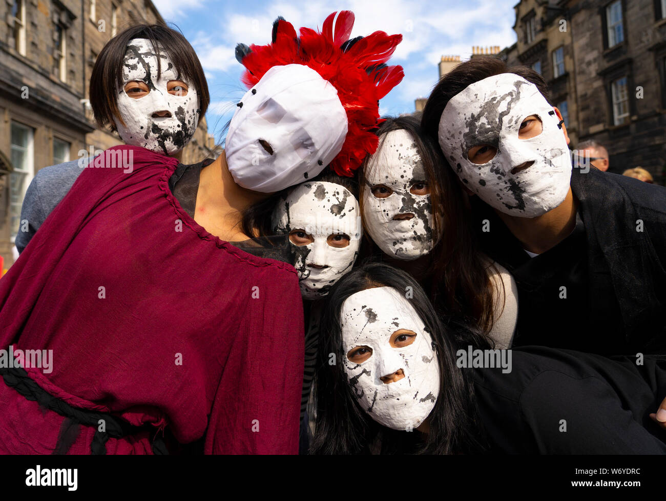 Edimburgo, Scozia, Regno Unito. Il 3 agosto 2019. Al primo weekend di Edinburgh Fringe Festival il buon tempo ha portato migliaia di turisti per godere di molti degli artisti di strada sul Royal Mile di Edimburgo Città Vecchia. Nella foto, artisti da orafi CTTA Society, orafi Confucio Istituto per la danza e performance in costume per produzione di caos. Iain Masterton/Alamy Live News Foto Stock