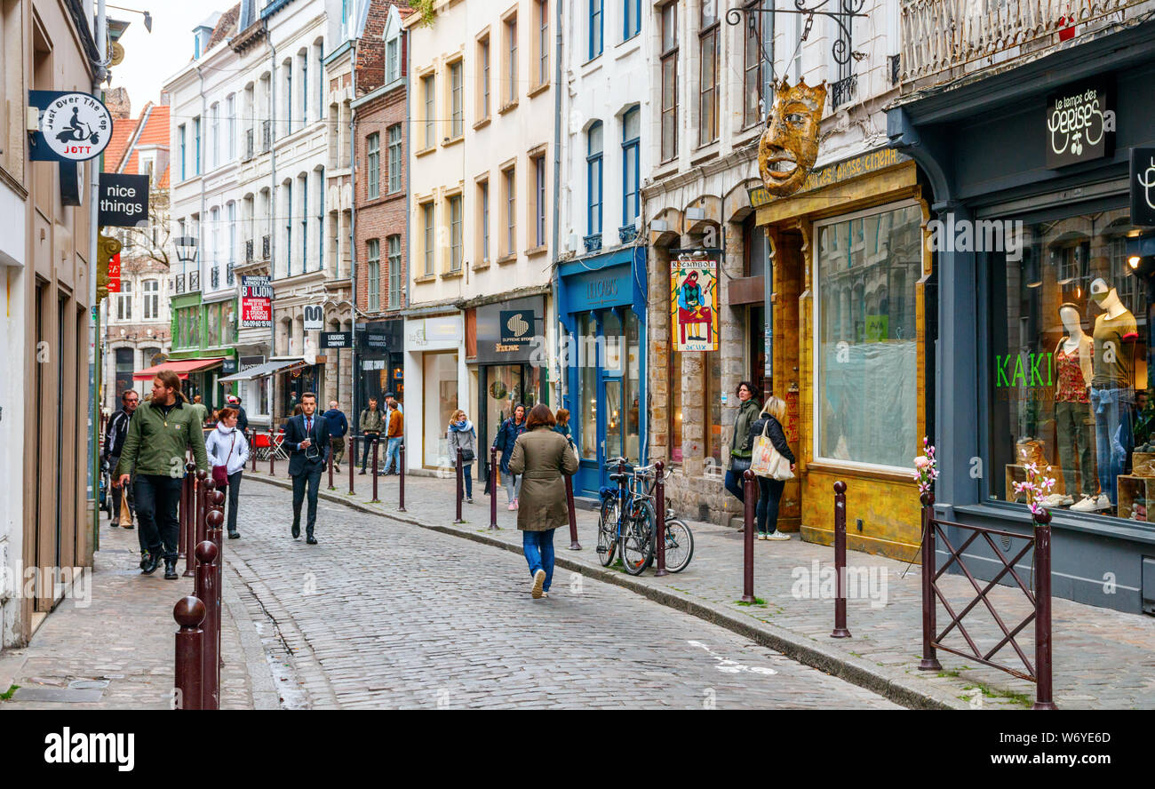 'Rue de la Clef' con negozi e persone non identificate a piedi lungo la strada. Si tratta di una delle più antiche strade della città. Lille, Francia. Foto Stock