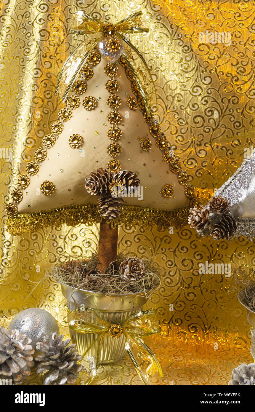 Fatte a mano albero di Natale, tipo di cuscino adornata con muratura in pietra, prua e pizzo con oro e argento, toni per la tavola o per la decorazione della casa Foto Stock