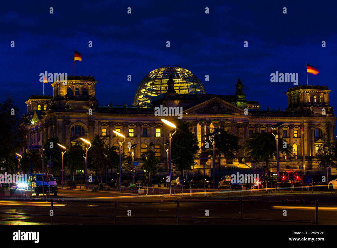 Berliner Reichstag dopo il tramonto Foto Stock