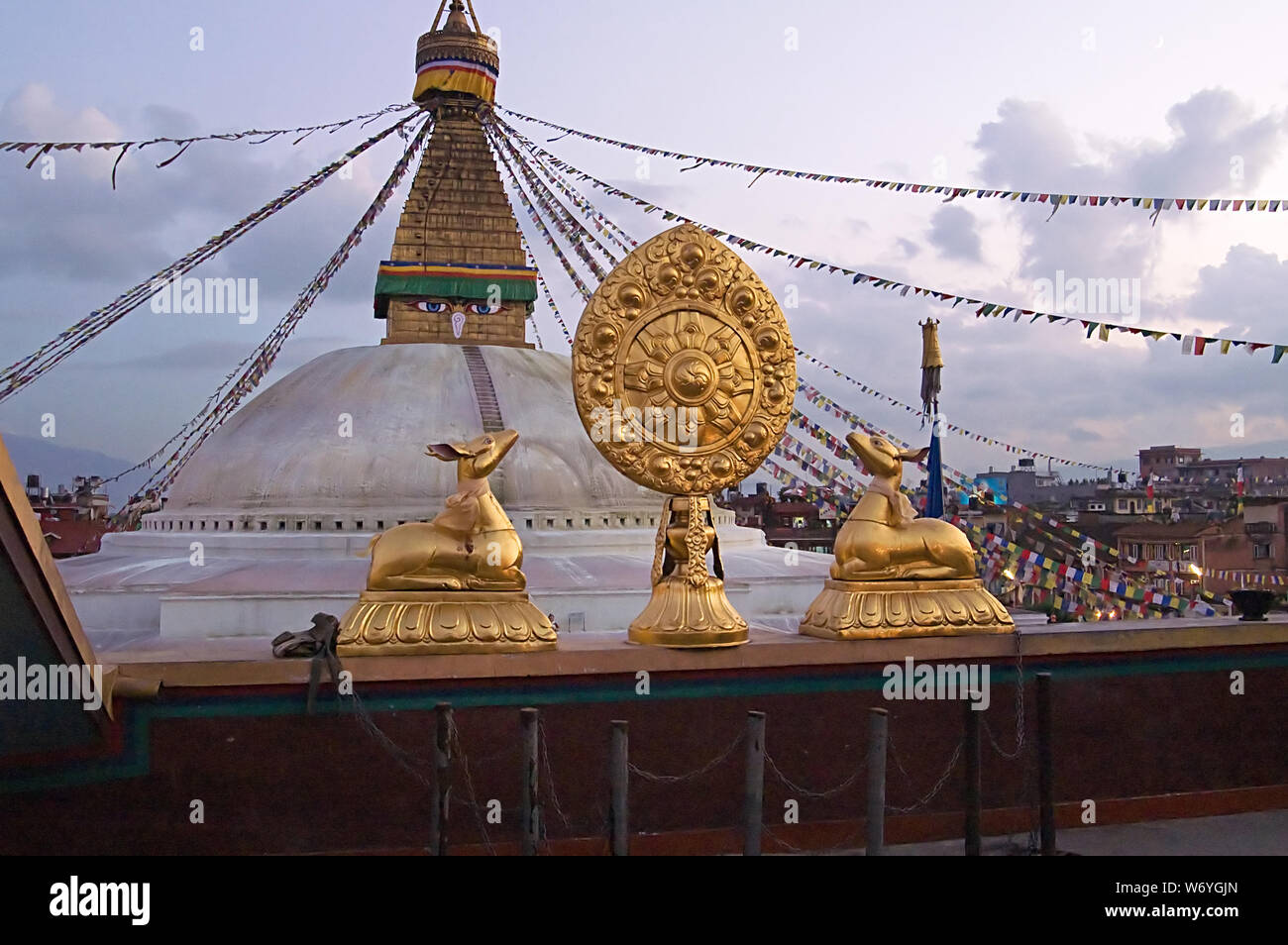 Stupa Boudhanath dal vicino tempio buddista con due Cervi e la ruota della vita sul primo piano a Kathmandu in Nepal Foto Stock