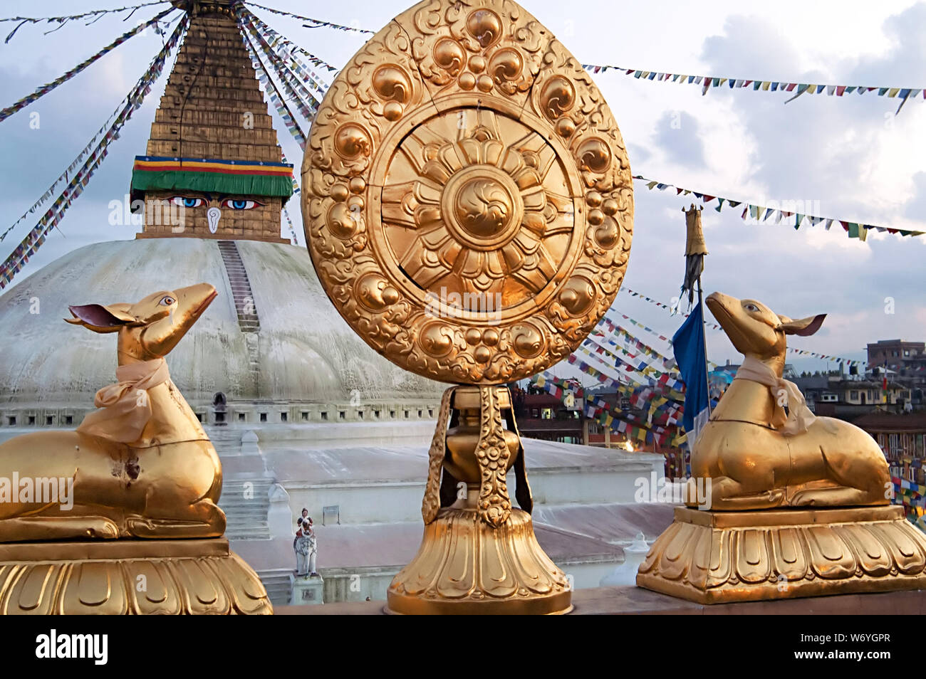 Stupa Boudhanath dal vicino tempio buddista con due Cervi e la ruota della vita sul primo piano a Kathmandu in Nepal Foto Stock