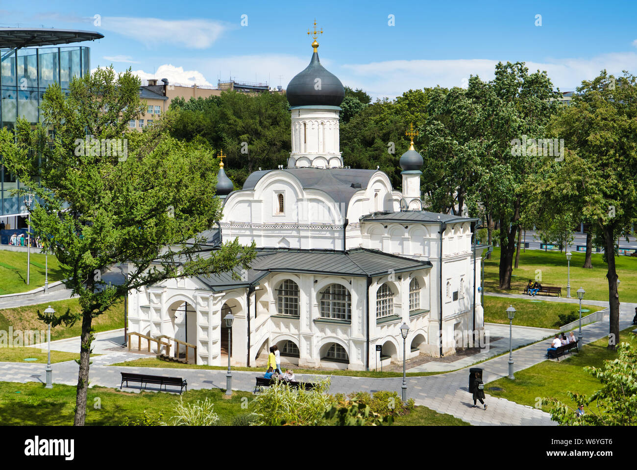 Chiesa della Concezione di sant'Anna in un angolo sul fossato in Zaryadye Park, Mosca, Russia Foto Stock