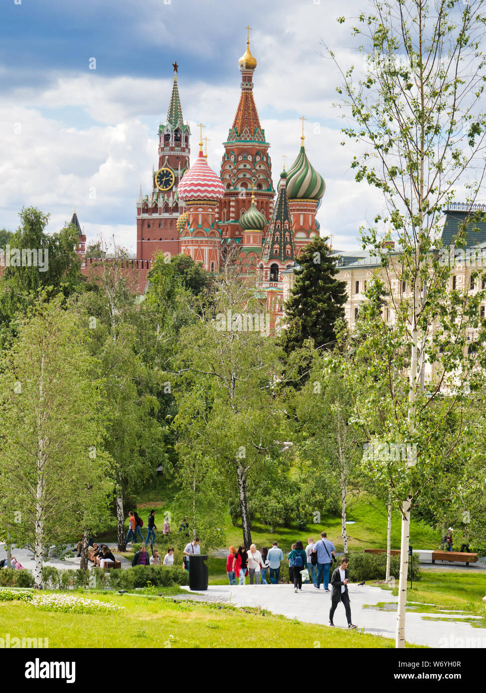 Mosca, Russia - Luglio 06, 2019: vista dal Parco Zaryadye sulla Cattedrale di San Basilio con le cupole multicolori Foto Stock