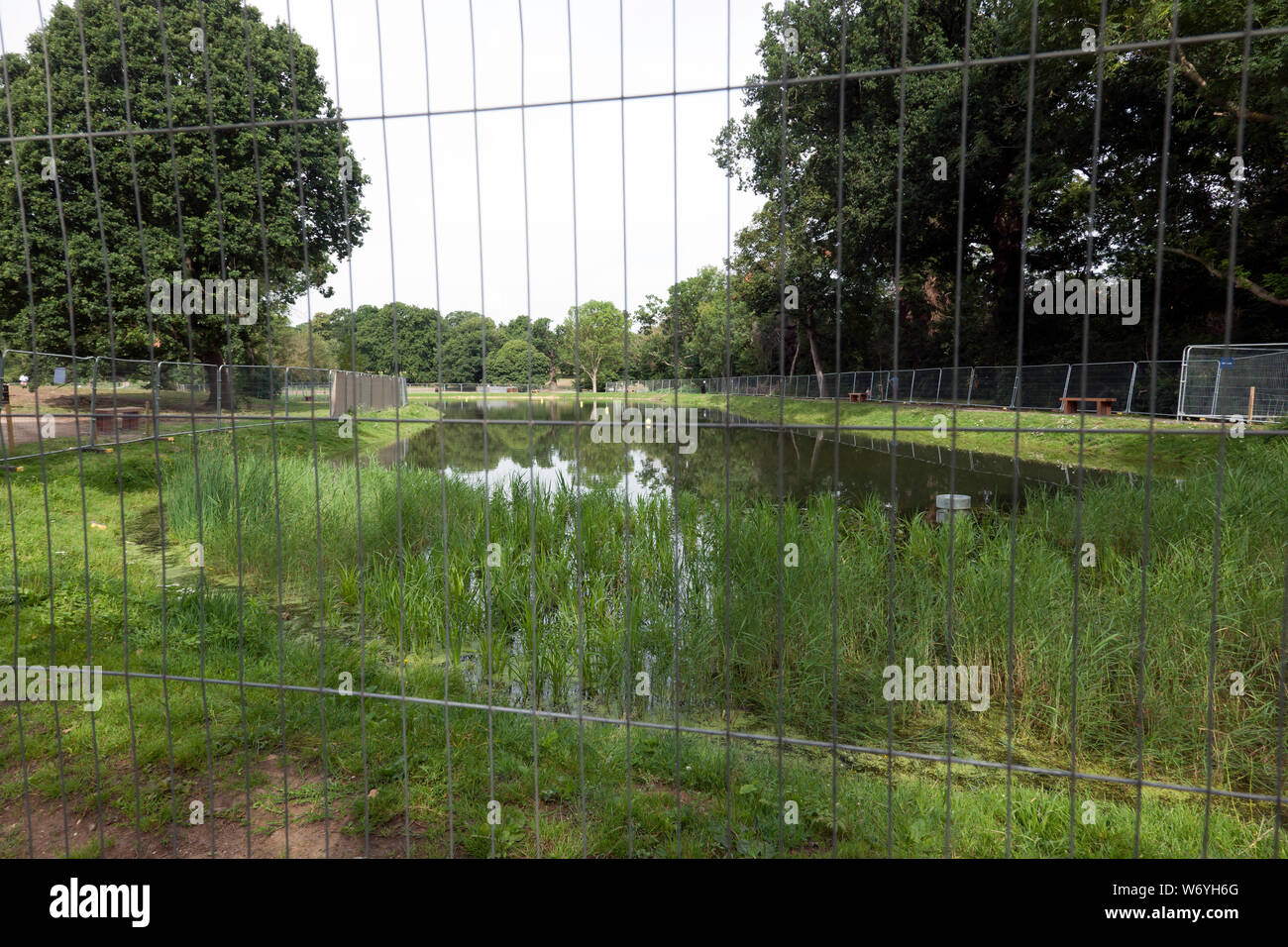 Il nuovo lago a Beckenham Place Park è chiuso quattro giorni dopo che è stato ufficialmente aperto a causa di un incidente di sicurezza Foto Stock