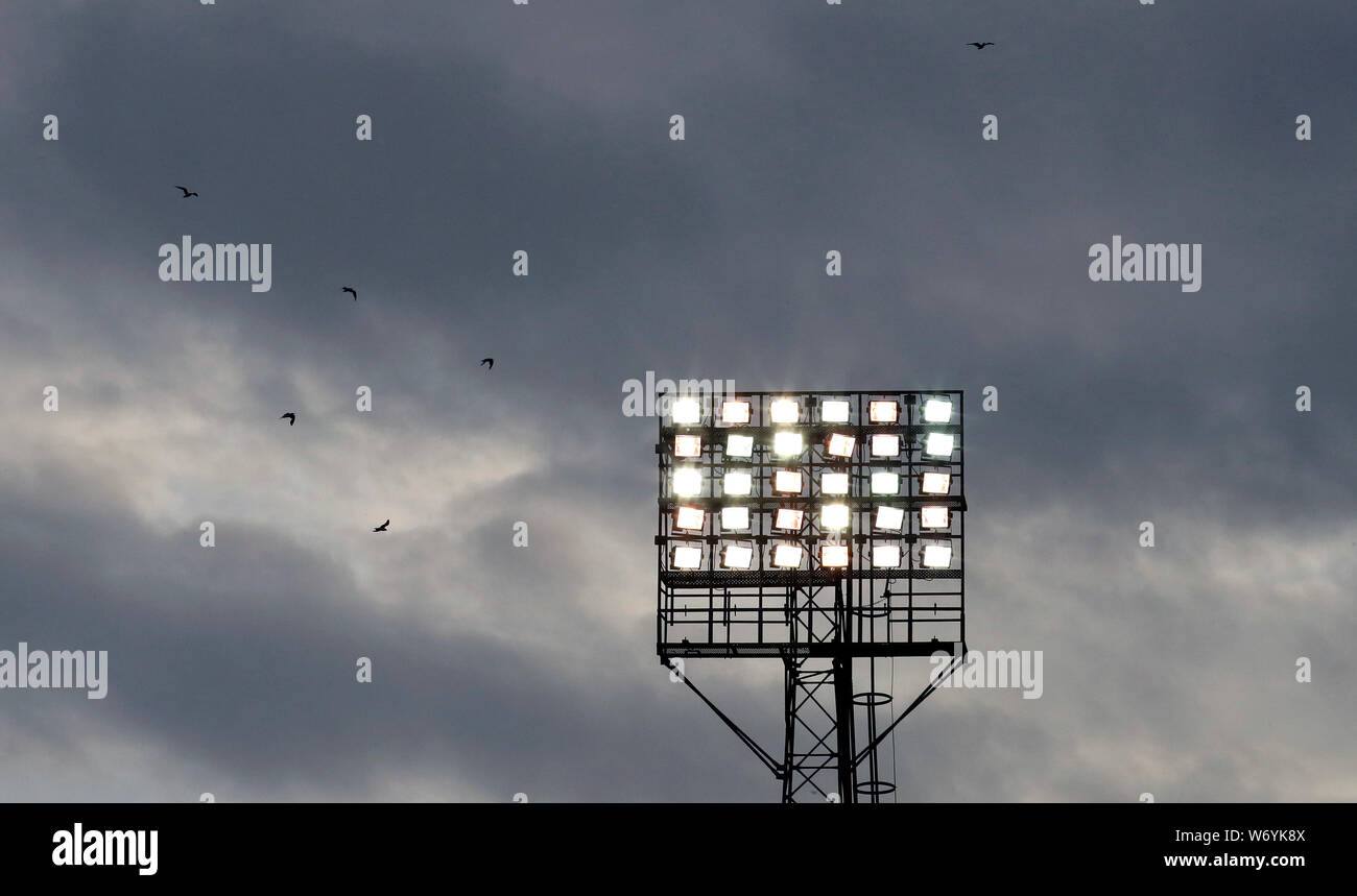 Una vista generale dei fari di lavoro durante la Sky scommessa match del campionato al suolo città di Nottingham. Foto Stock