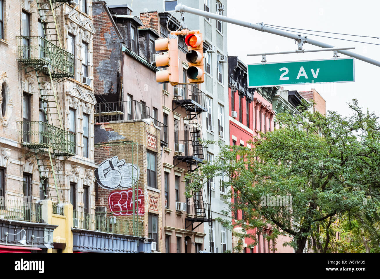 Vecchio appartamento facciate, con le scale antincendio. 2 Av, Manhattan NYC. Stati Uniti d'America Foto Stock