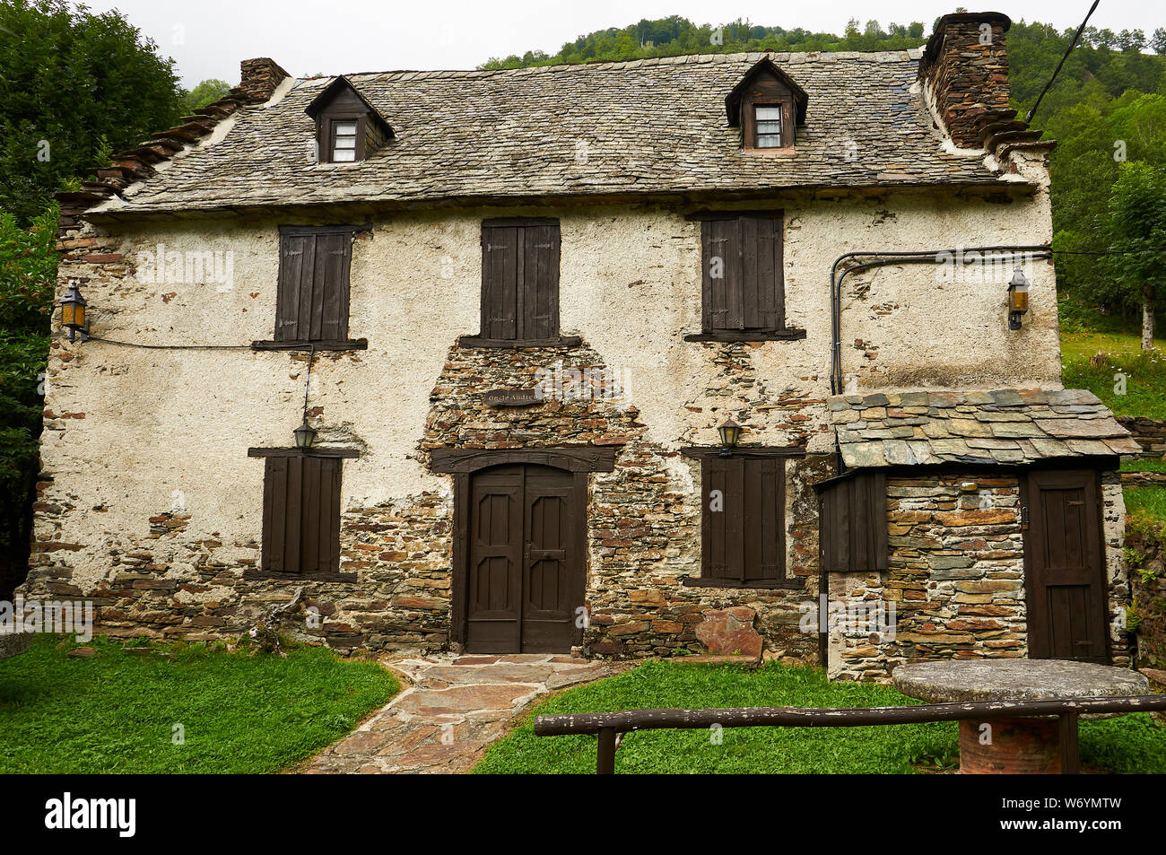 Borda del Oncle Andreu, una vecchia casa di pastori realizzati con pietre e tetto di ardesia, in Sant Joan de Toran (Valle de Arán, Lleida, Pirenei, Catalogna, Spagna) Foto Stock