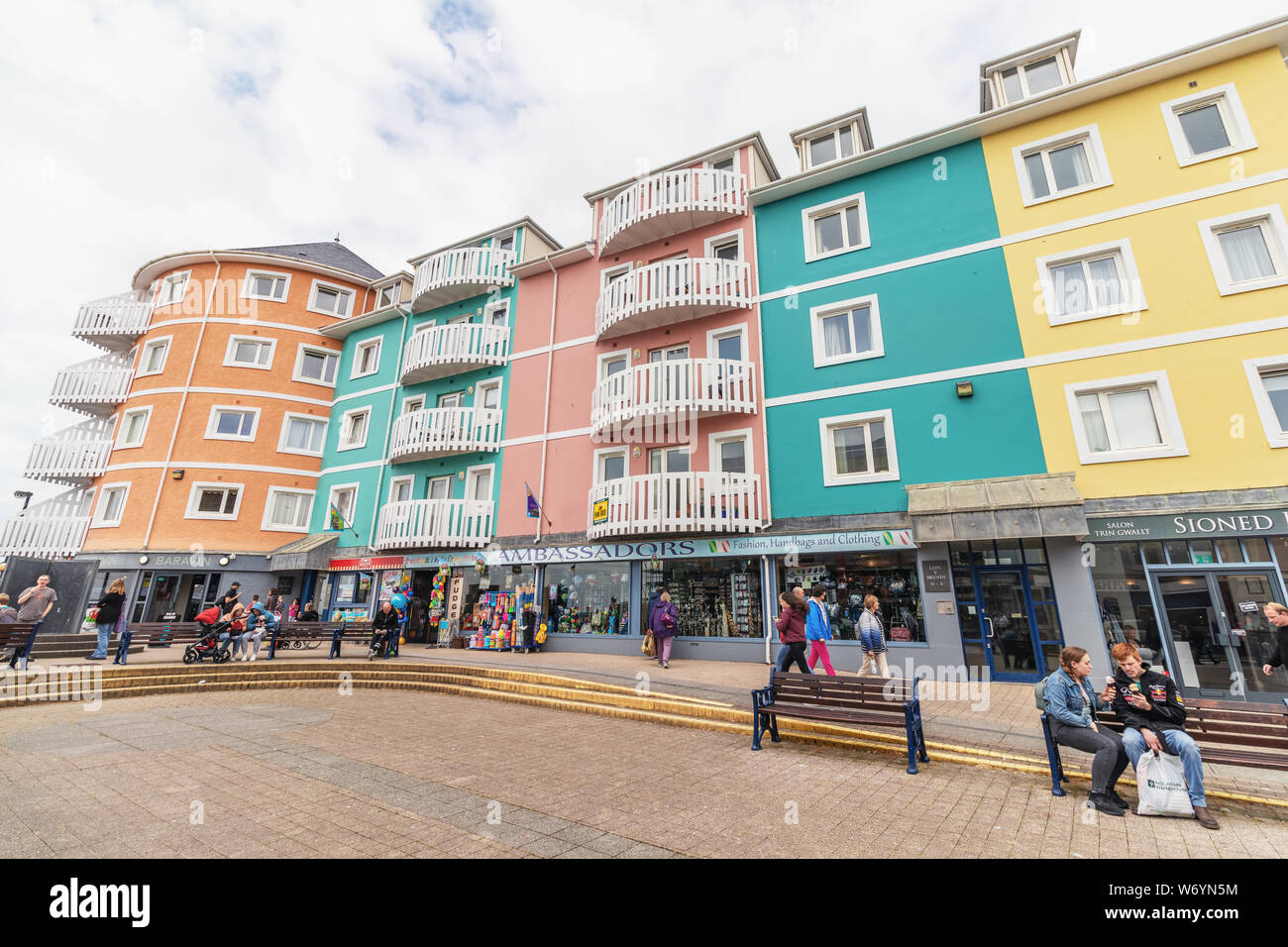 Aberystwyth, Galles / UK - 20 Luglio 2019 - case colorate e negozi, sul fronte mare della località balneare di Aberystwyth Foto Stock