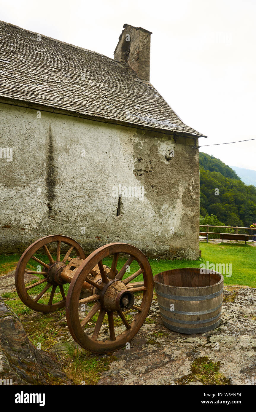 Sant Joan de Toran chiesa del XII secolo di origine romanica edificio con legno vecchio ruote assale (Valle de Arán, Lleida, Pirenei, Catalogna, Spagna) Foto Stock