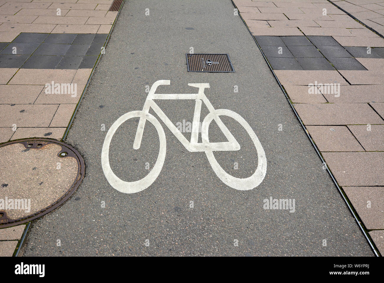 Heidelberg, Germania - Agosto 2019: pista ciclabile con biciclette Bianchi dipinta sul terreno in Germania Foto Stock