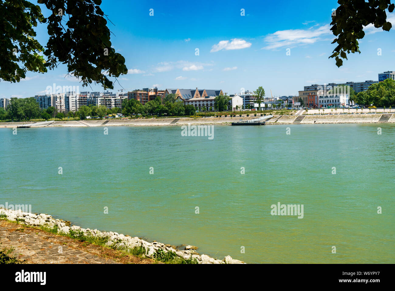 Budapest, Ungheria - Luglio 08, 2019: l'Isola di Margaret sul Danubio tra Buda e Pest, è una tranquilla area verde della città. Il passaggio pedonale Foto Stock