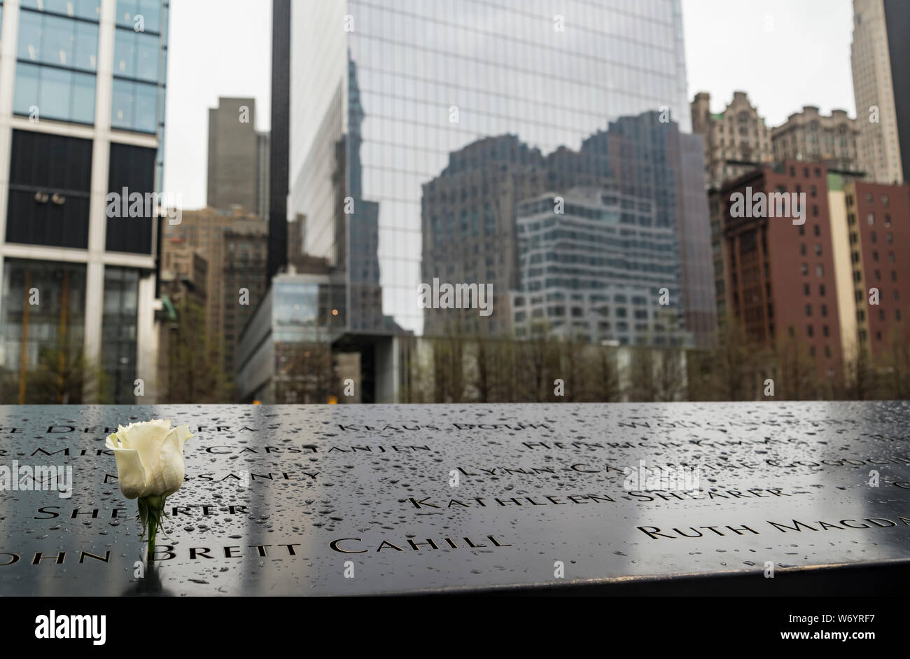 Nomi delle vittime inscritto sul bronzo mura che circondano la torre sud impronta al 9 11 Memorial Foto Stock