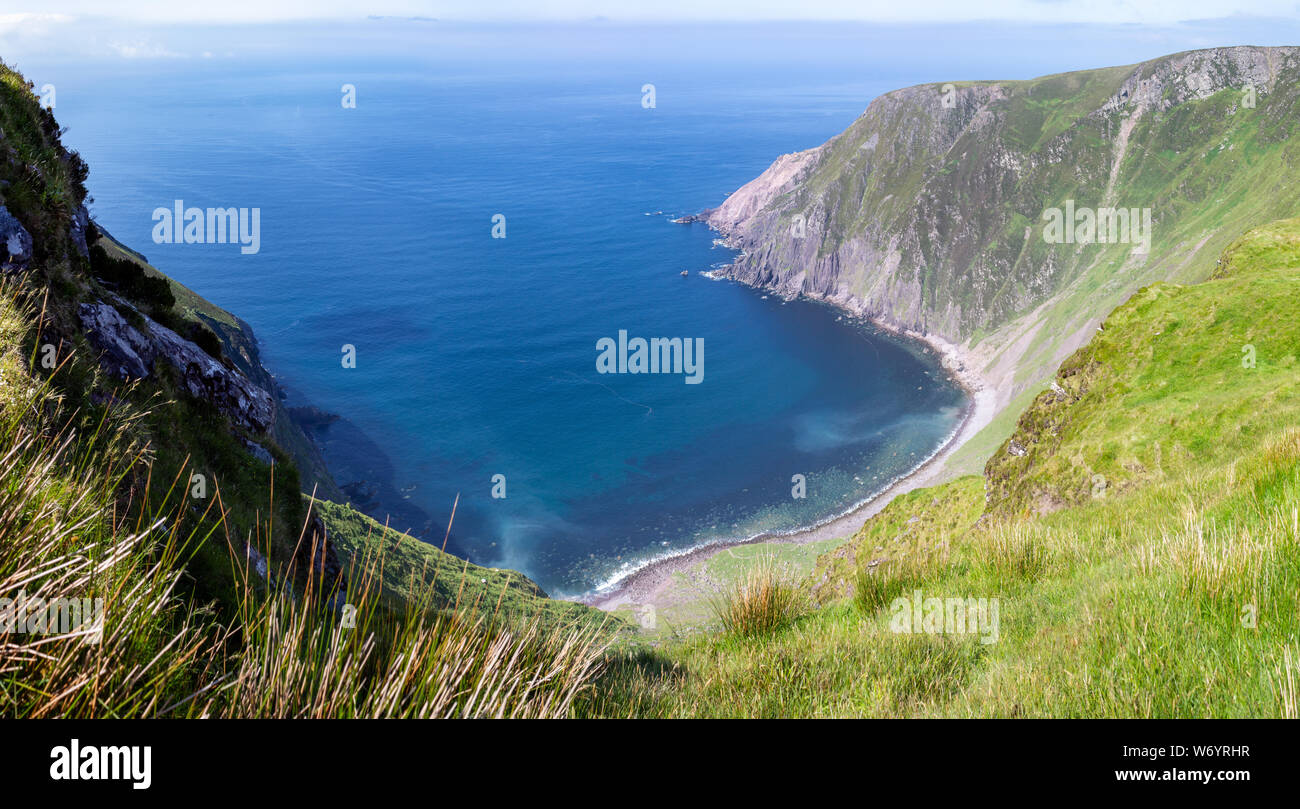 Panorama di salsa Creek lungo la selvaggia modo Atlantico sulla penisola di Dingle, nella contea di Kerry, Irlanda. Foto Stock