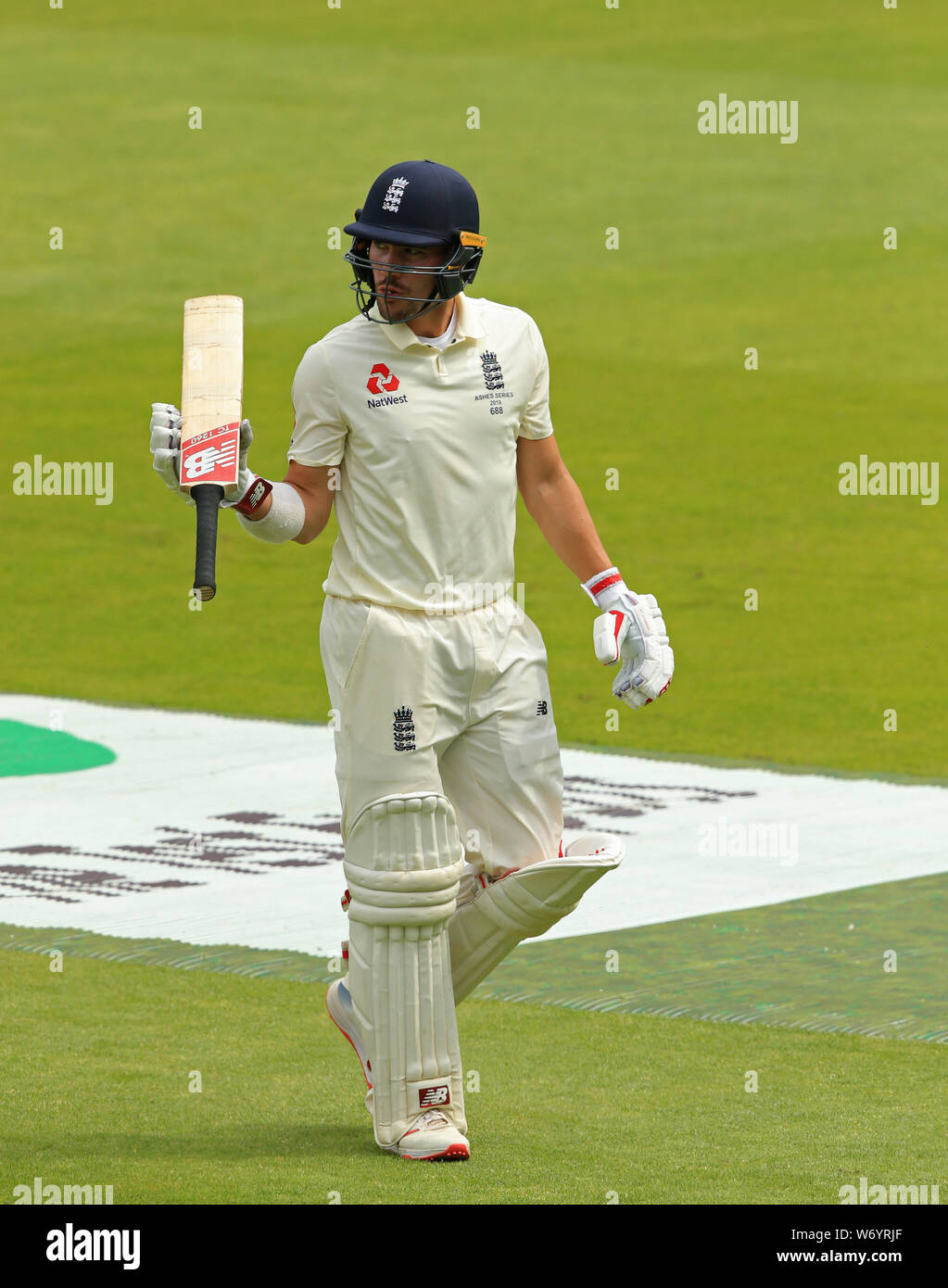 BIRMINGHAM, Inghilterra. 03 AGOSTO 2019: Rory ustioni di Inghilterra passeggiate off dopo essere stata licenziata durante il giorno 3 del primo Specsavers Ceneri Test match, a Edgbaston Cricket Ground, Birmingham, UK Credit: Cal Sport Media/Alamy Live News Credito: Cal Sport Media/Alamy Live News Foto Stock