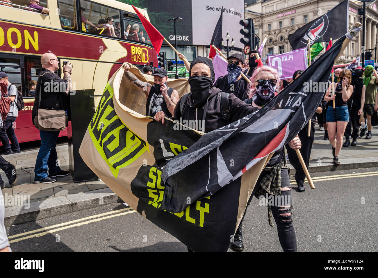 Londra, Regno Unito. Il 3 agosto 2019. Anti-Fascists iniziano il loro marzo da Piccadilly Circus a fermare il razzista "Libera Tommy' manifestanti marciano. Si dice Tommy Robinson, in prigione per deliberare il disprezzo della corte, è parte di una estrema destra movimento spargendo violenza in tutto il mondo, monta l'odio nei confronti dei musulmani e dei profughi. L'Anti-fascisti impostato su off Regent St e l'Anti-razzisti uniti dietro di loro. La polizia li arresta vicino a Oxford Circus, ma sono andato attraverso strade laterali per ottenere vicino al 'Free Tommy' evento prima di essere arrestato nuovamente. Peter Marshall Alamy Live News Foto Stock