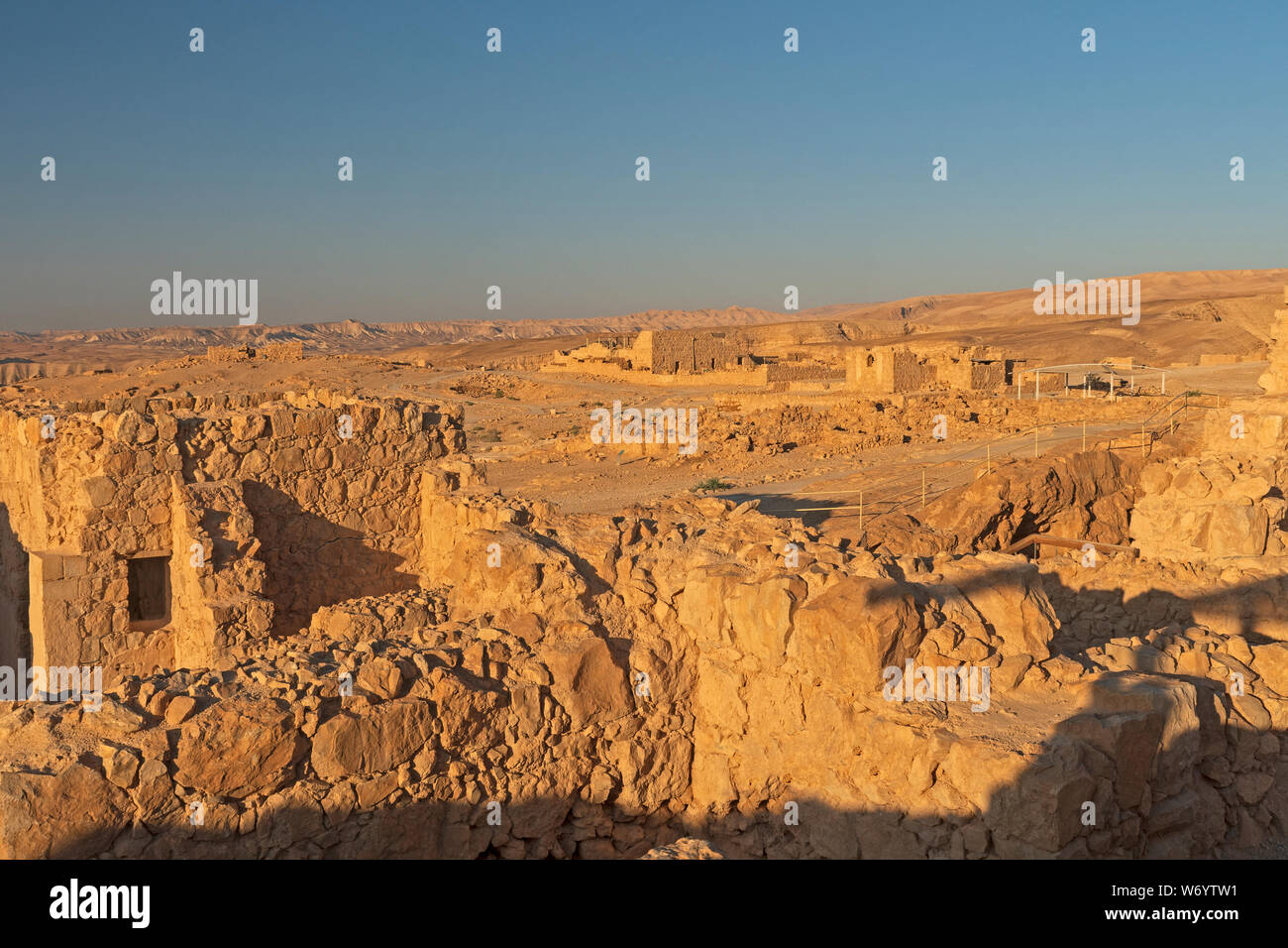 Vista dell'antica fortezza di Masada su un deserto Mesa in Israele Foto Stock