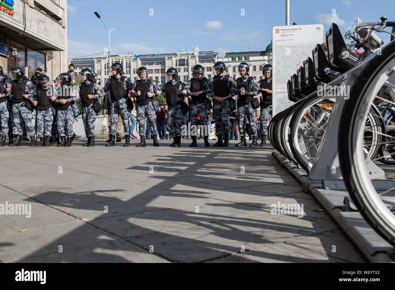 Blocco di polizia una strada durante un rally unsanctioned nel centro di Mosca.di polizia di Mosca trattenuti più di 300 persone che protestavano contro l'esclusione di alcuni indipendenti e candidati dell' opposizione dal consiglio della città di scrutinio il monitoraggio di detto gruppo. Foto Stock