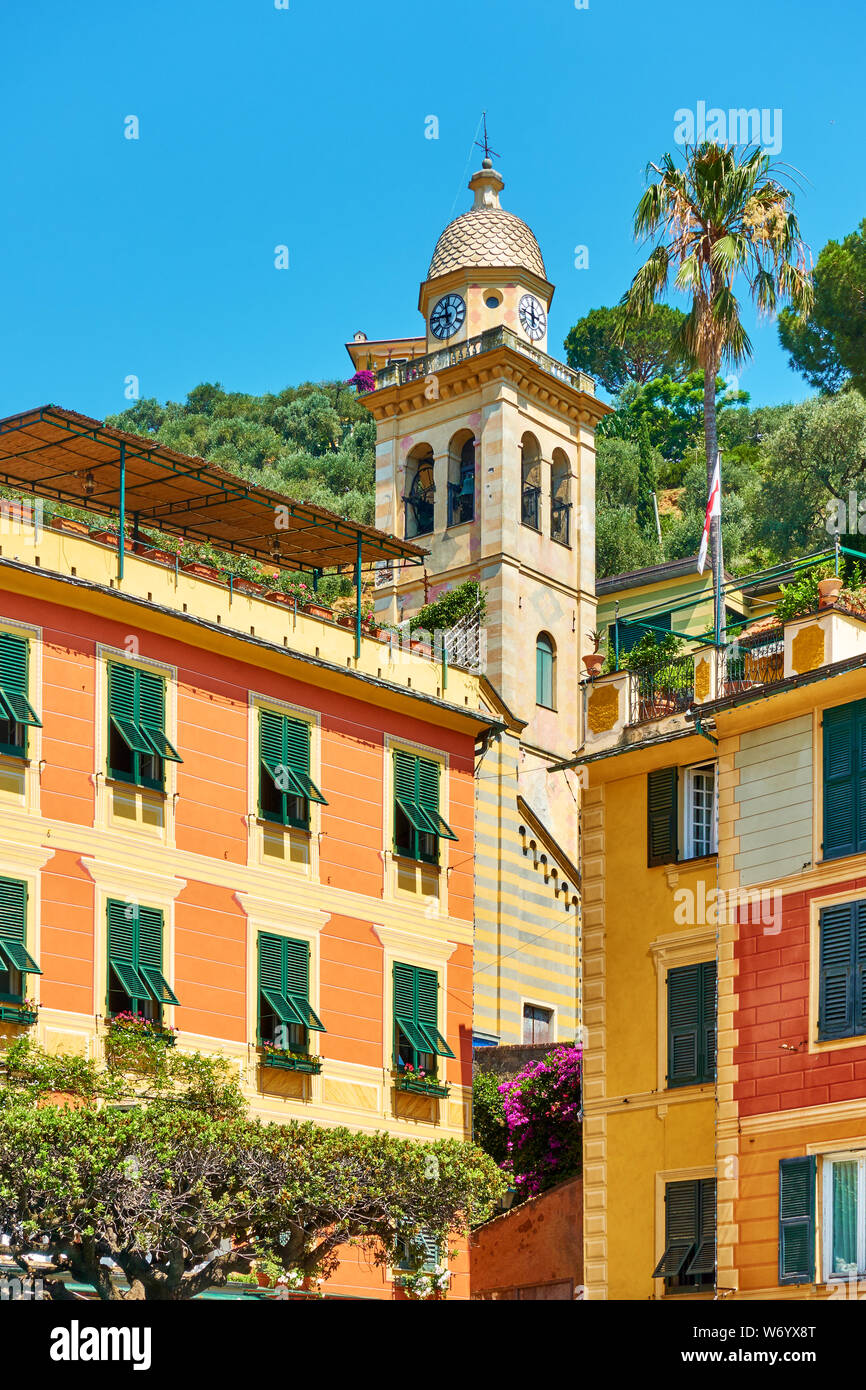 Case e il campanile della chiesa di San Martino a Portofino, Italia Foto Stock