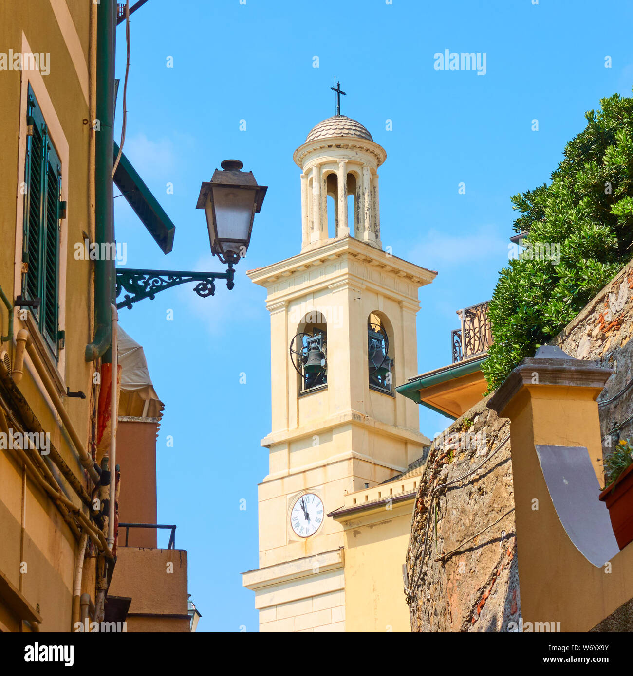 Vecchia stradina nel quartiere di Boccadasse a Genova e la torre campanaria della chiesa di Sant'Antonio di Boccadasse, Italia Foto Stock