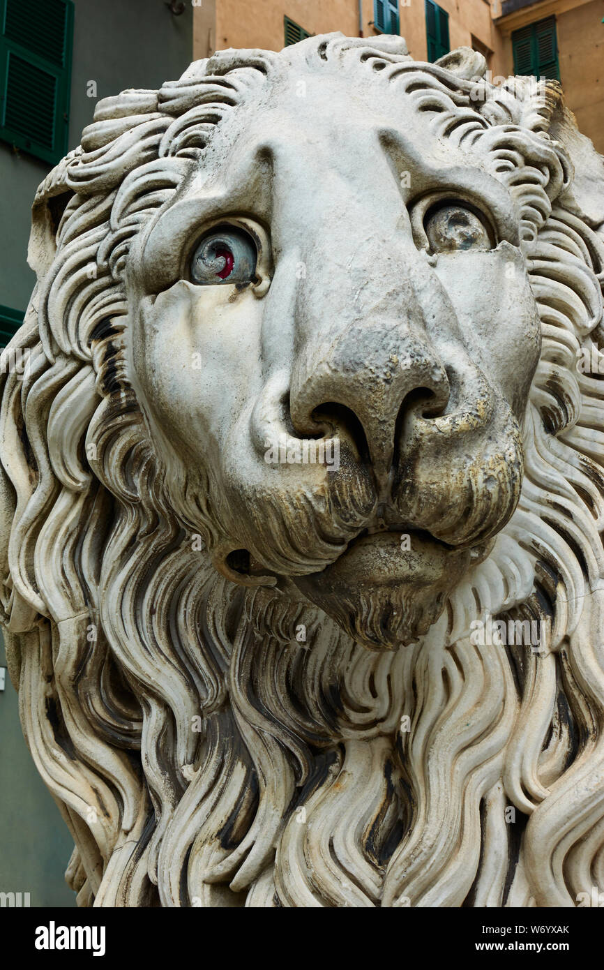 Il marmo testa di leone - Statua all'ingresso della Cattedrale di San Lorenzo a Genova, liguria, Italy Foto Stock