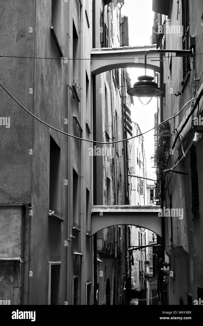 Vecchie strade strette e case con contrafforti, Genova, Italia. Immagine in bianco e nero Foto Stock