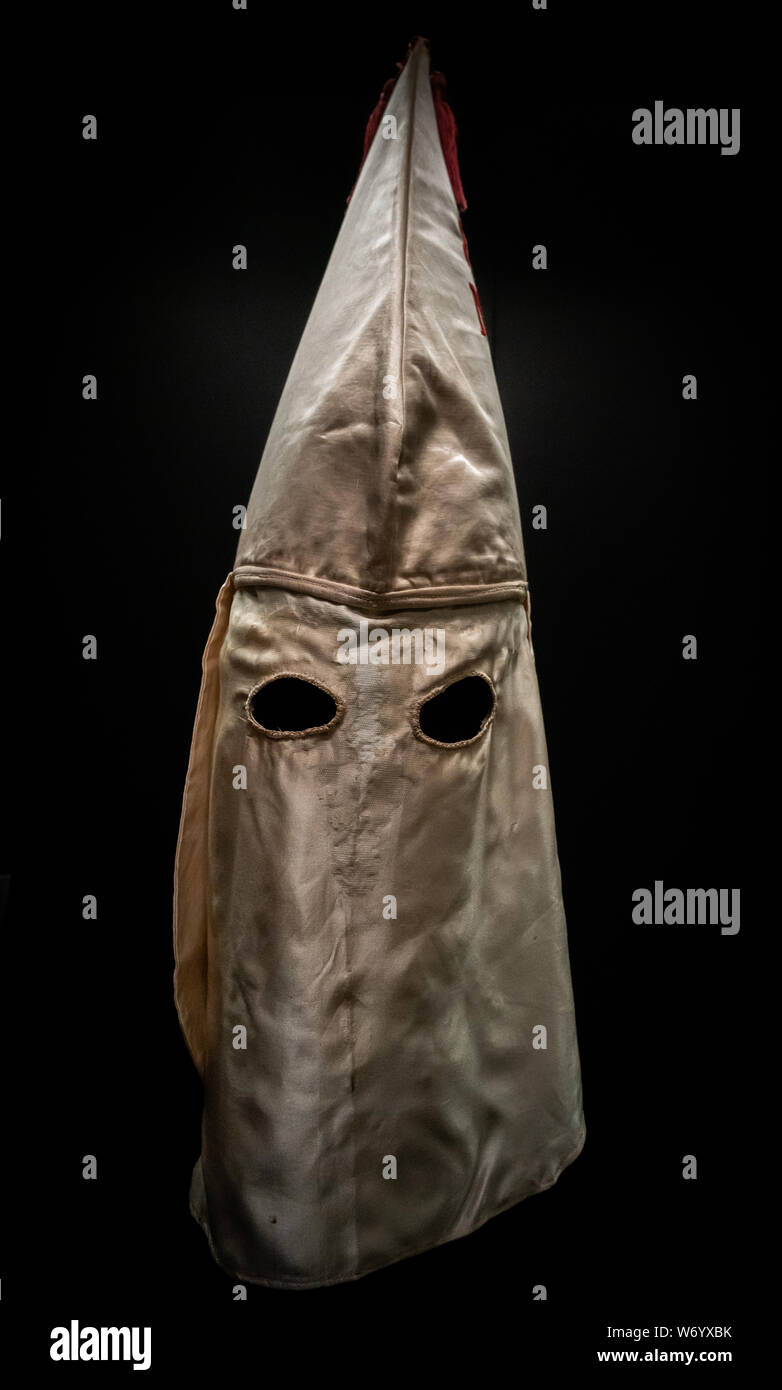Ku Klux Klan cappuccio indossato da Phineas Miller Wild, 1915-1944, in mostra al Museo Nazionale di afro-americano di storia e di cultura di Washington, DC. Foto Stock