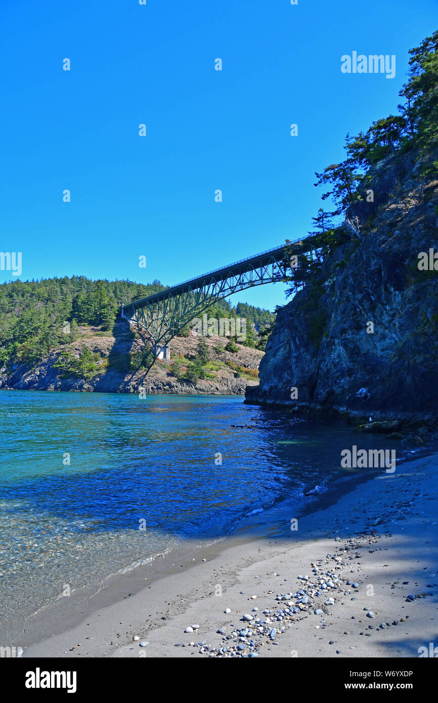 L'Inganno Pass Bridge come visto dalla piccola spiaggia Nord in inganno passare Parco dello Stato di Washington Foto Stock