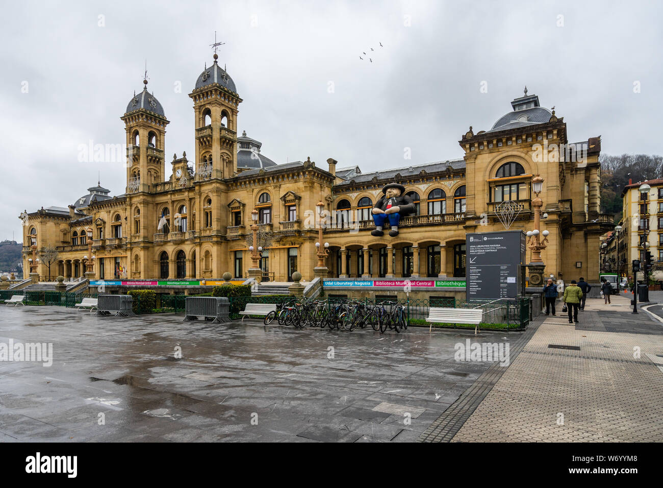 Municipio di San Sebastian in un nuvoloso giorno d'inverno. San Sebastian, Paesi Baschi, Gennaio 2019 Foto Stock